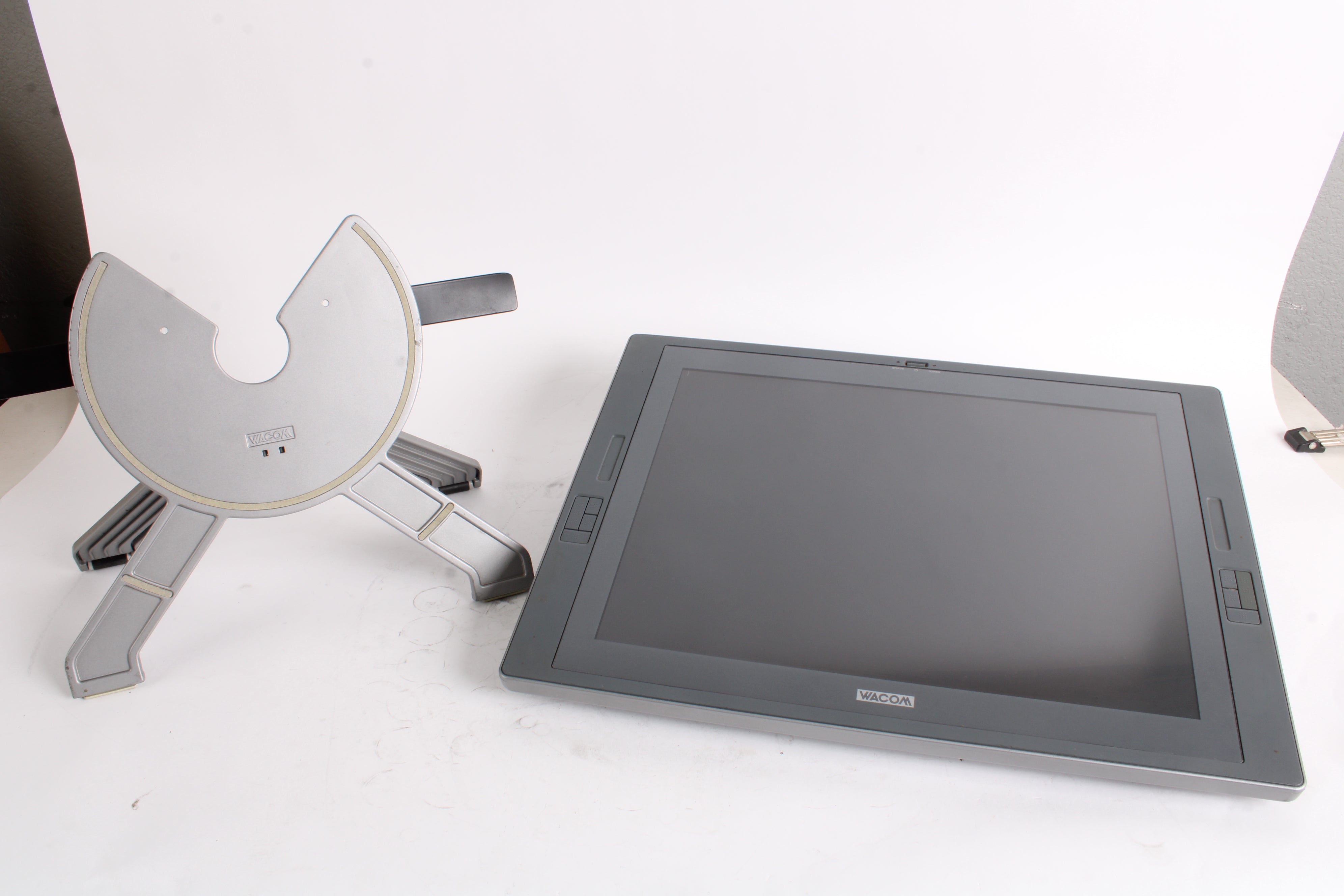 Wacom DTZ-2100 Cintiq 21UX LCD Monitor Display Tablet DTZ-2100/G W/ Wa