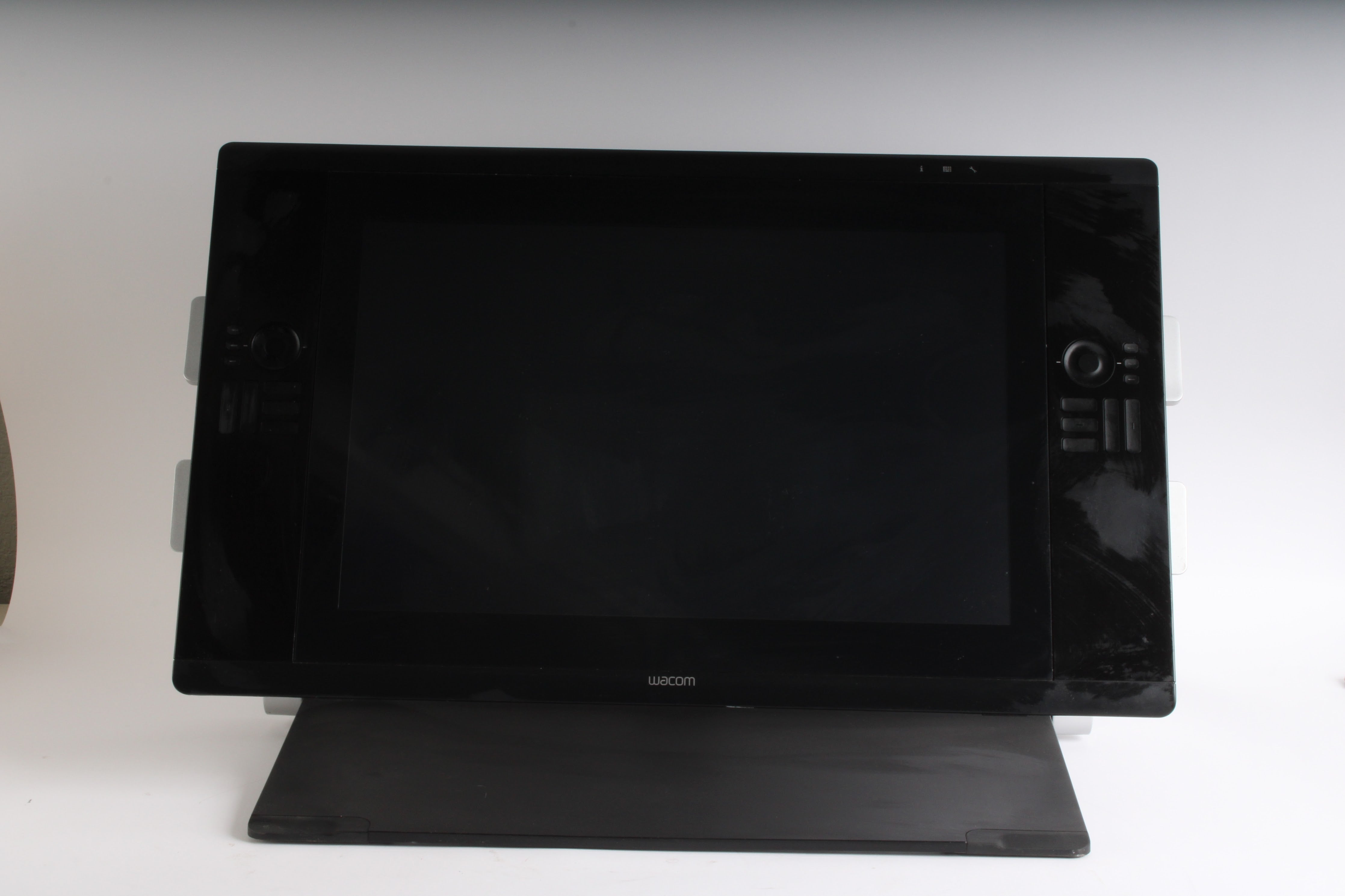 Wacom DTK-2400 Cintiq 24HD LCD Tablet With Display Port Adapter