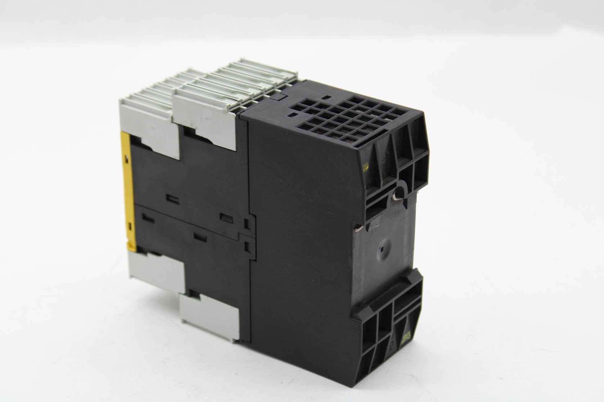 Siemens Sirius IEC 60947-5-1 / 3TK2826-1CW32 Safety Relay – NTC Tech